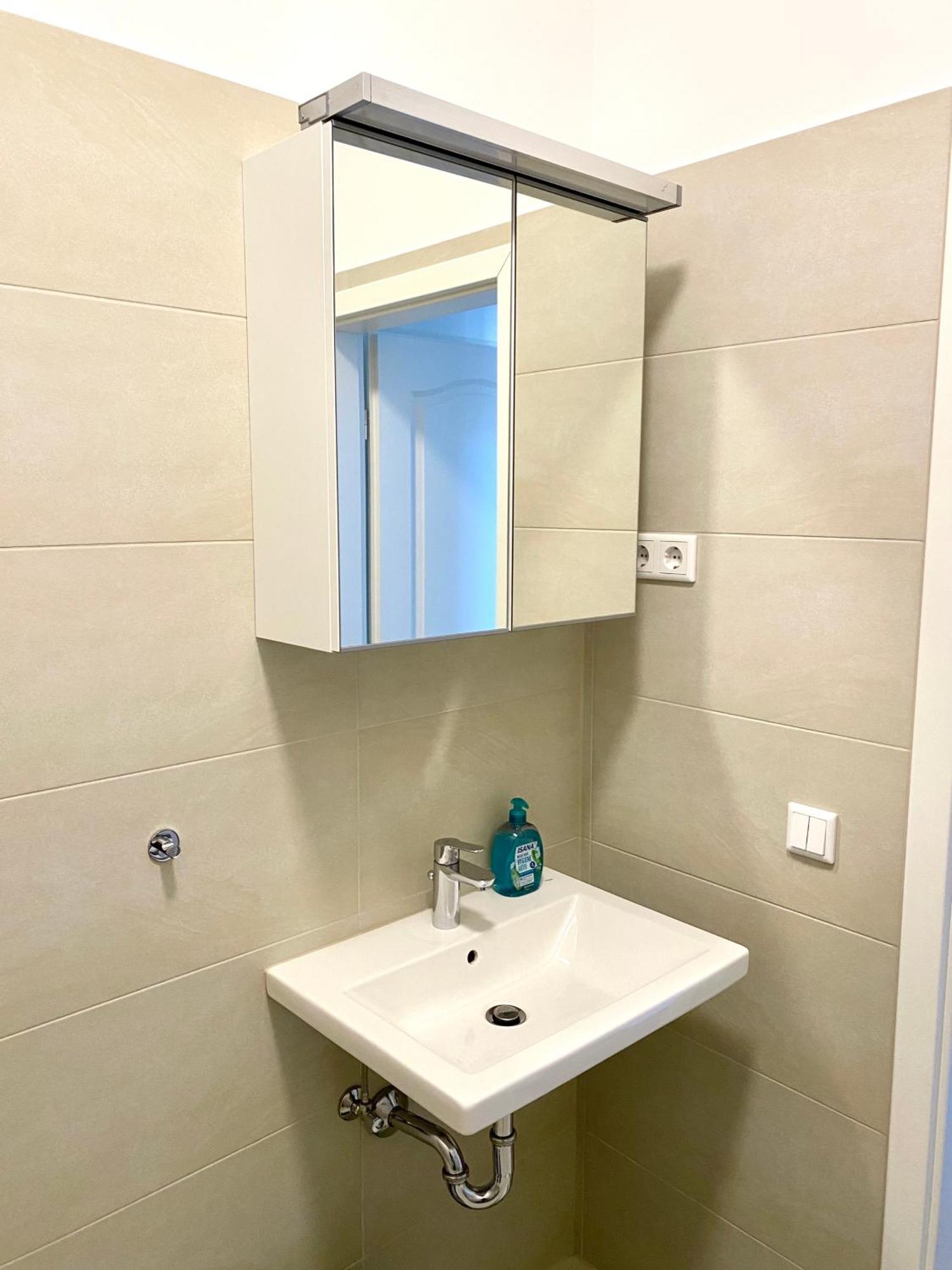 2 Rooms, Free Parking, 25 Min To Duesseldorf, 150 Mbps Wlan Duisburg Exterior foto